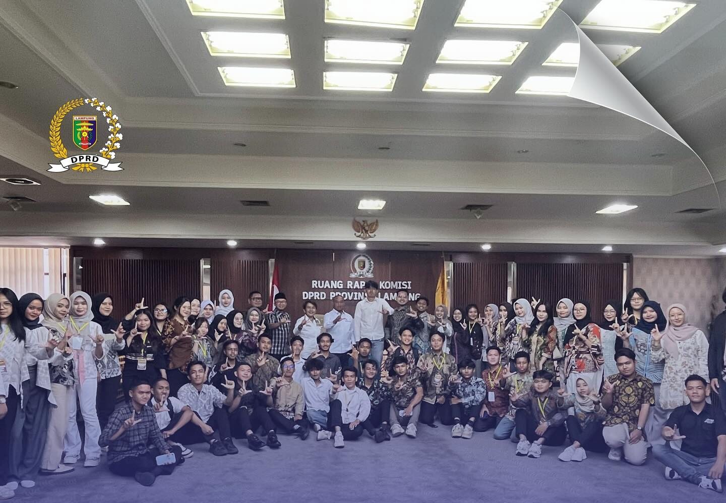 You are currently viewing Generasi Muda Belajar Legislasi: DPRD Lampung Sambut Kunjungan Sekolah Politik