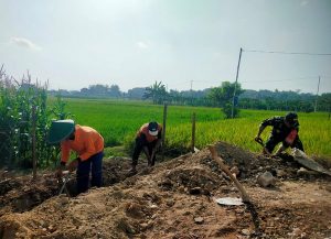 Read more about the article Aktif Bantu Warga, Babinsa Kodim Ponorogo Ikut Kerja Bakti Bangun Talud Irigasi