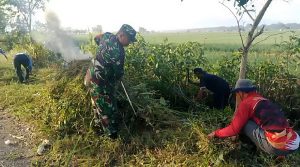 Read more about the article Babinsa Nglanduk Ajak Warga Gotong Royong Bersihkan Jalan Perbatasan Desa