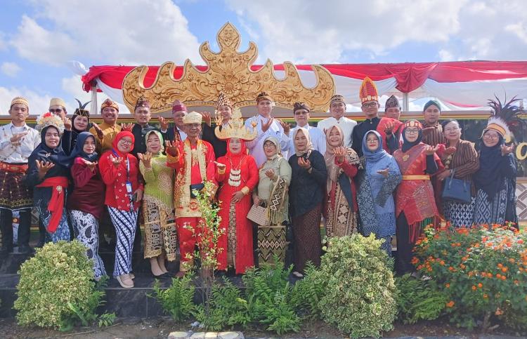 Read more about the article Peserta Upacara HUT RI ke-80 di Way Jepara Kompak Kenakan Baju Adat