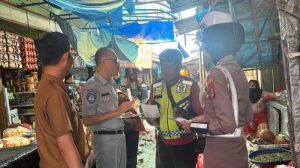 Read more about the article Polres Way Kanan Sosialisasi Pemutihan Pajak Kendaraan Bermotor di Pasar Baradatu