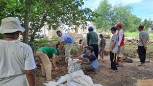 Read more about the article Ketua Komisi III DPRD Tubaba Turun Langsung Gotong Royong Bangun Jembatan Penghubung