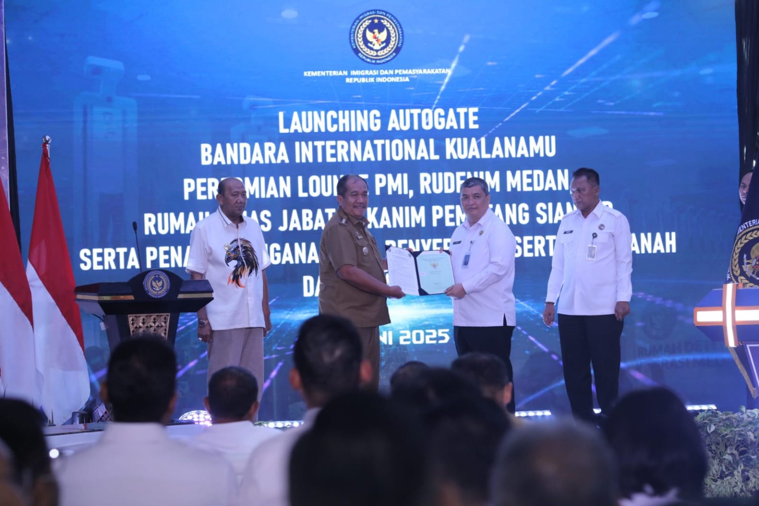 Read more about the article BUPATI ASAHAN SERAHKAN SERTIFIKAT TANAH KEPADA KANWIL DITJEN PAS SUMUT PADA ACARA PERESMIAN SEJUMLAH FASILITAS KEIMIGRASIAN DI BANDARA KUALANAMU