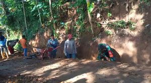 Read more about the article Babinsa Kare dan Warga Dusun Gligi Gotong Royong Perbaiki Drainase