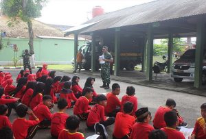 Read more about the article Sentuhan TNI untuk Generasi Muda: Kodim 0806/Trenggalek Tanamkan Wasbang ke Pelajar MI