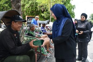 Read more about the article Persit KCK Koorcab Rem 081 Berbagi kepada Warga Kota Madiun