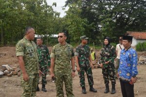 Read more about the article Tinjau Pembangunan KDKMP, Danrem Untoro Tekankan Manfaat Nyata bagi Masyarakat