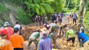 Read more about the article Anggota Koramil Kare Gotong royong Bersihkan Material Longsor di Dusun Kandangan