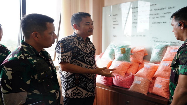 You are currently viewing Dandim 0411/KM Serahkan 194.631 Butir Ekstasi Hasil Temuan Prajurit Kodam XXI/RI Kepada POLDA Lampung