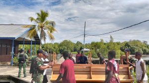 Read more about the article Satgas Yonif 123/Rajawali Pos Fayit Berikan Sumbangan Kursi