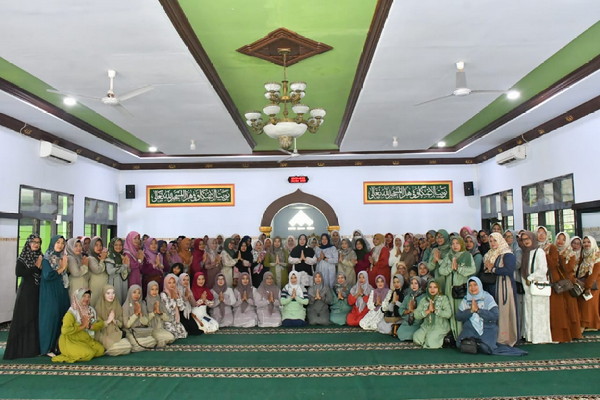 You are currently viewing Pengajian Rutin, Upaya Persit Kodim Ponorogo Perkokoh Iman dan Takwa