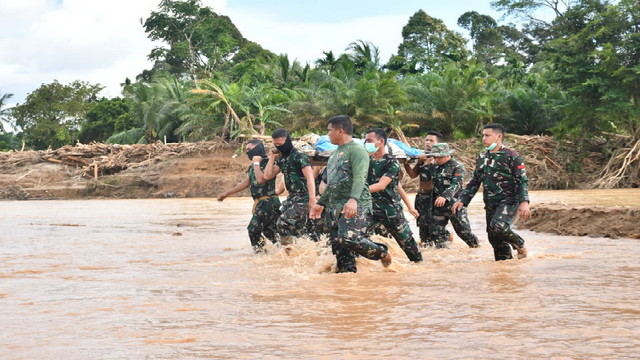 You are currently viewing Satgas Kodam I/BB Evakuasi Jenazah Korban Banjir