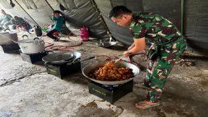 Read more about the article Tanggap Bencana, TNI AD Operasikan Dapur Lapangan