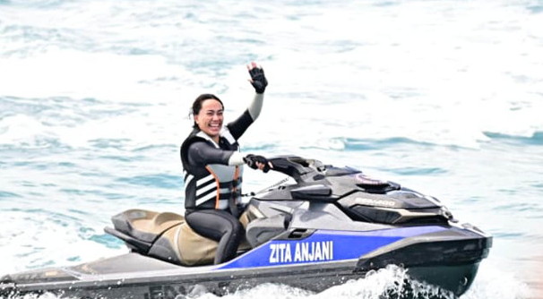 You are currently viewing Sejarah Terukir! Zita Anjani Pimpin Aksi Jetski Pertama Menyeberangi Selat Sunda, Resmi Buka Lamsel Fest 2025