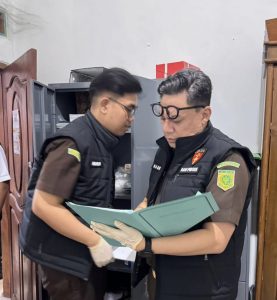 Read more about the article Tim Penyidik Kejari Geledah Kantor Bawaslu Tuba, diduga Berkaitan  Dana  Pemilu 2024