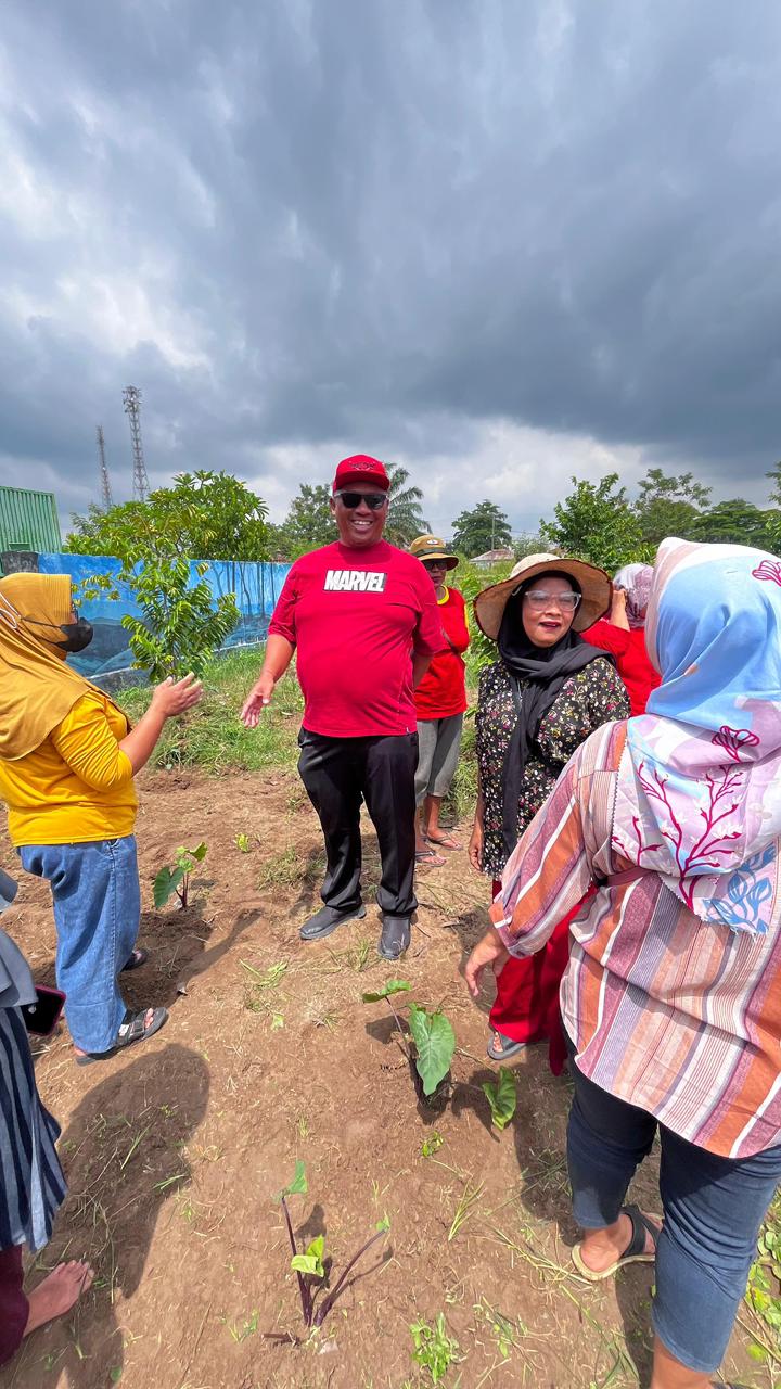 Read more about the article Wabup Lampung Tengah I Komang Koheri Tanamkan Semangat Kebersamaan Melalui Gotong Royong KWT