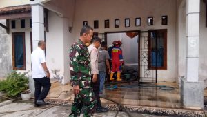 Read more about the article Babinsa Gerak Cepat Padamkan Kebakaran di Kedamaian, Tak Ada Korban Jiwa