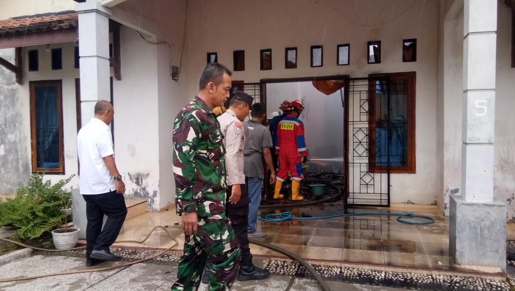 You are currently viewing Babinsa Gerak Cepat Padamkan Kebakaran di Kedamaian, Tak Ada Korban Jiwa