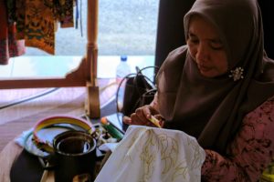 Read more about the article Tri Astutik, Perajin Batik Bojonegoro yang Terus Berkarya