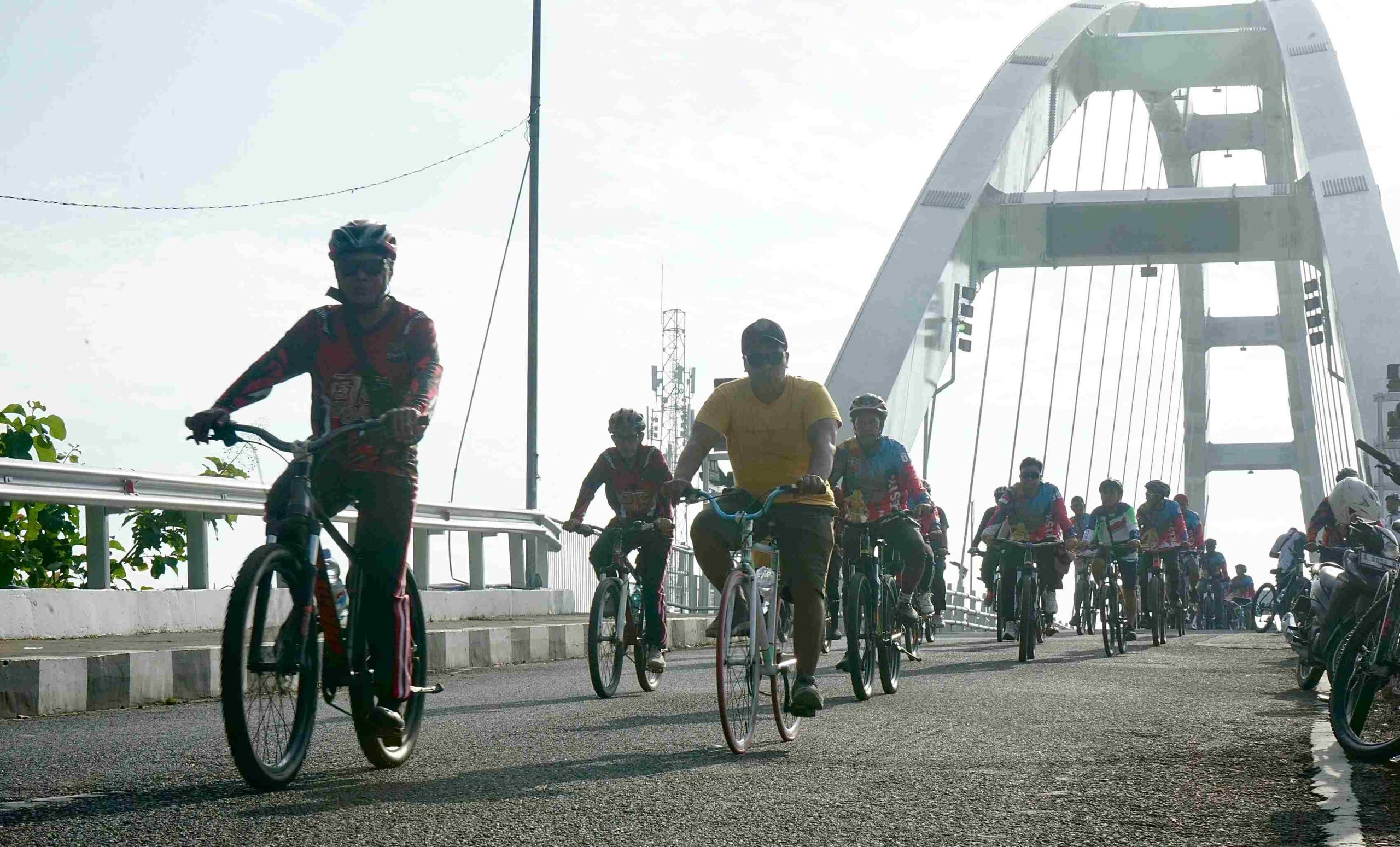 Read more about the article Ribuan Pesepeda Ramaikan Gowes Jelajah Bojonegoro, Bupati: Bangun Sehat dan Ekonomi Daerah