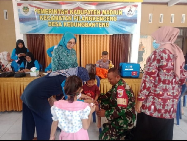 You are currently viewing Babinsa Kedungbanteng Dukung Suksesnya Imunisasi untuk Kesehatan Masyarakat