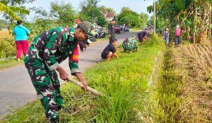 Read more about the article Peduli Lingkungan, Babinsa Kodim Ponorogo Ikut Kerja Bakti Bersihkan Sampah di Jalan