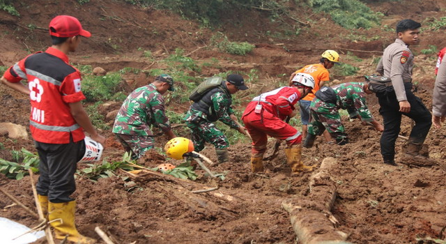 Read more about the article Tim Gabungan Evakuasi Korban Longsor di Desa Wargaluyu