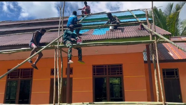 Read more about the article Satgas Yonif 763/SBA Laksanakan Karya Bhakti di Lingkungan Gereja