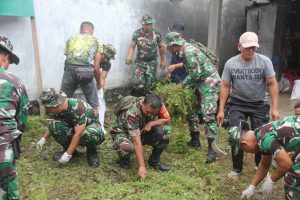 Read more about the article Kodim 0806/Trenggalek Gelar Karya Bakti Bersihkan Pasar Sumber Wujud Nyata semangat Hari Juang TNI AD 2025