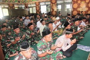 Read more about the article Doa Bersama di Masjid An Nuur, Jejak Keakraban TNI AD dan Warga Trenggalek
