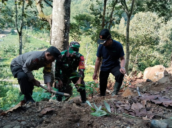 Read more about the article Teguhkan Komitmen Jaga Lingkungan, Babinsa Kare Ajak Warga Tanam Pohon