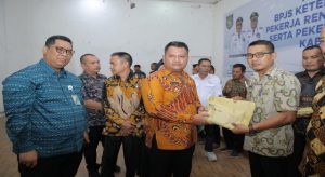 Read more about the article Pekerja Rentan Asahan Terima Kartu BPJS Ketenagakerjaan