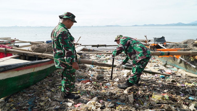 You are currently viewing Hari Juang TNI AD 2025, Kodam XXI/Radin Inten Bersihkan Pantai Payangan