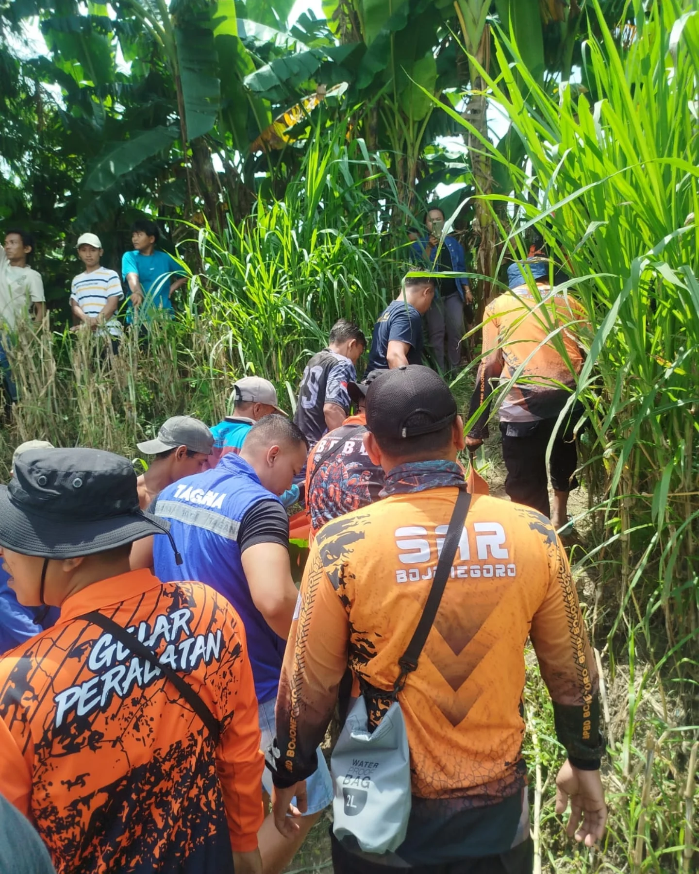 Read more about the article Damkarmat Bojonegoro Back Up Pencarian, Korban Laka Air di Bengawan Solo Ditemukan