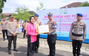 Read more about the article Bhayangkari Polda Sumsel Kirim Lima Truk Bantuan untuk Korban Banjir Aceh dan Sumut