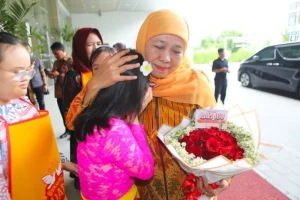 Read more about the article Hari Ibu, Khofifah Ajak Perempuan Jatim Ambil Peran Strategis