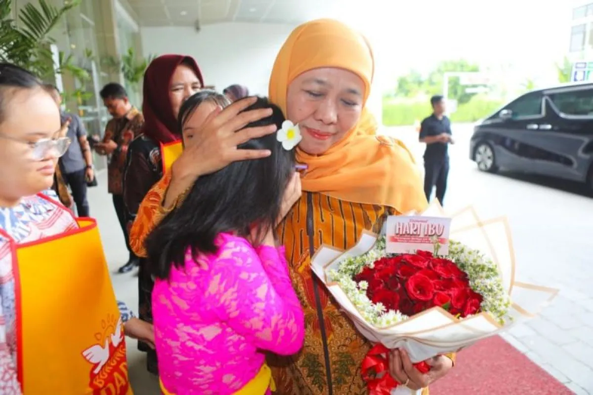 You are currently viewing Hari Ibu, Khofifah Ajak Perempuan Jatim Ambil Peran Strategis