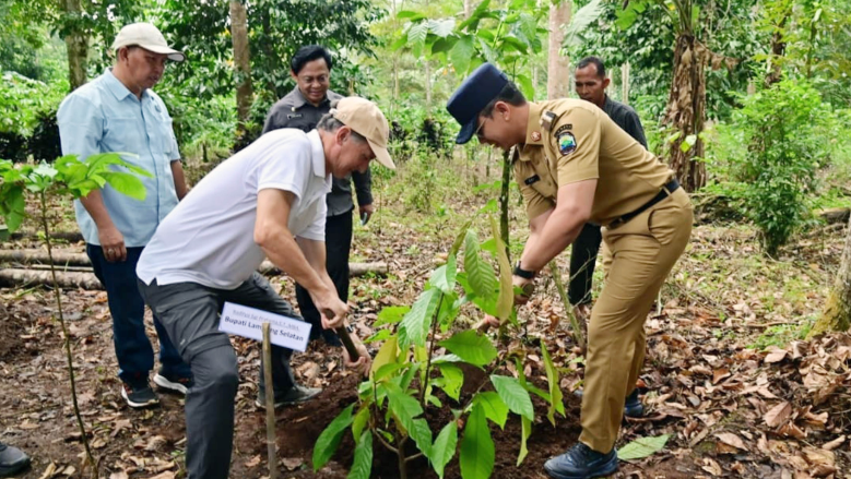 You are currently viewing Menko Pangan Dorong Pelestarian Ekosistem Gunung Rajabasa di Lampung Selatan