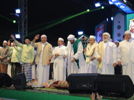 Read more about the article Ribuan Jamaah Ikuti Palembang Darussalam Bersholawat: Mengetuk Pintu Langit Sumatera
