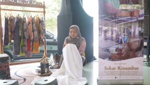 Read more about the article Dari Canting ke Kain, Tri Astutik Menjaga Identitas Bojonegoro Lewat Batik