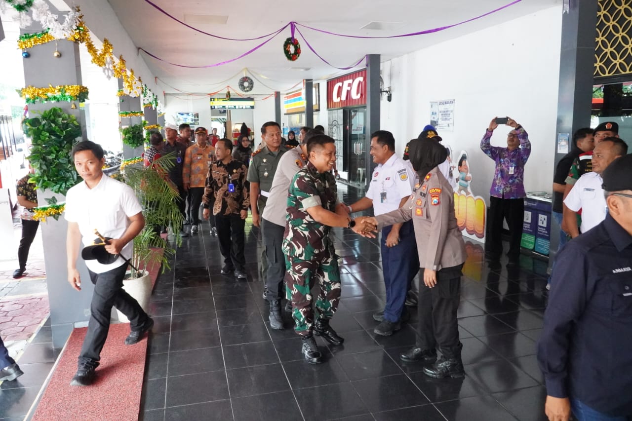 You are currently viewing Forkopimda Kota Madiun Tinjau Stasiun, Pasar, dan Stok Pangan Jelang Nataru