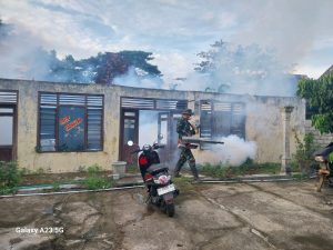 Read more about the article Babinsa Kodim Ponorogo Bantu Warga Fogging Cegah DBD dan Malaria