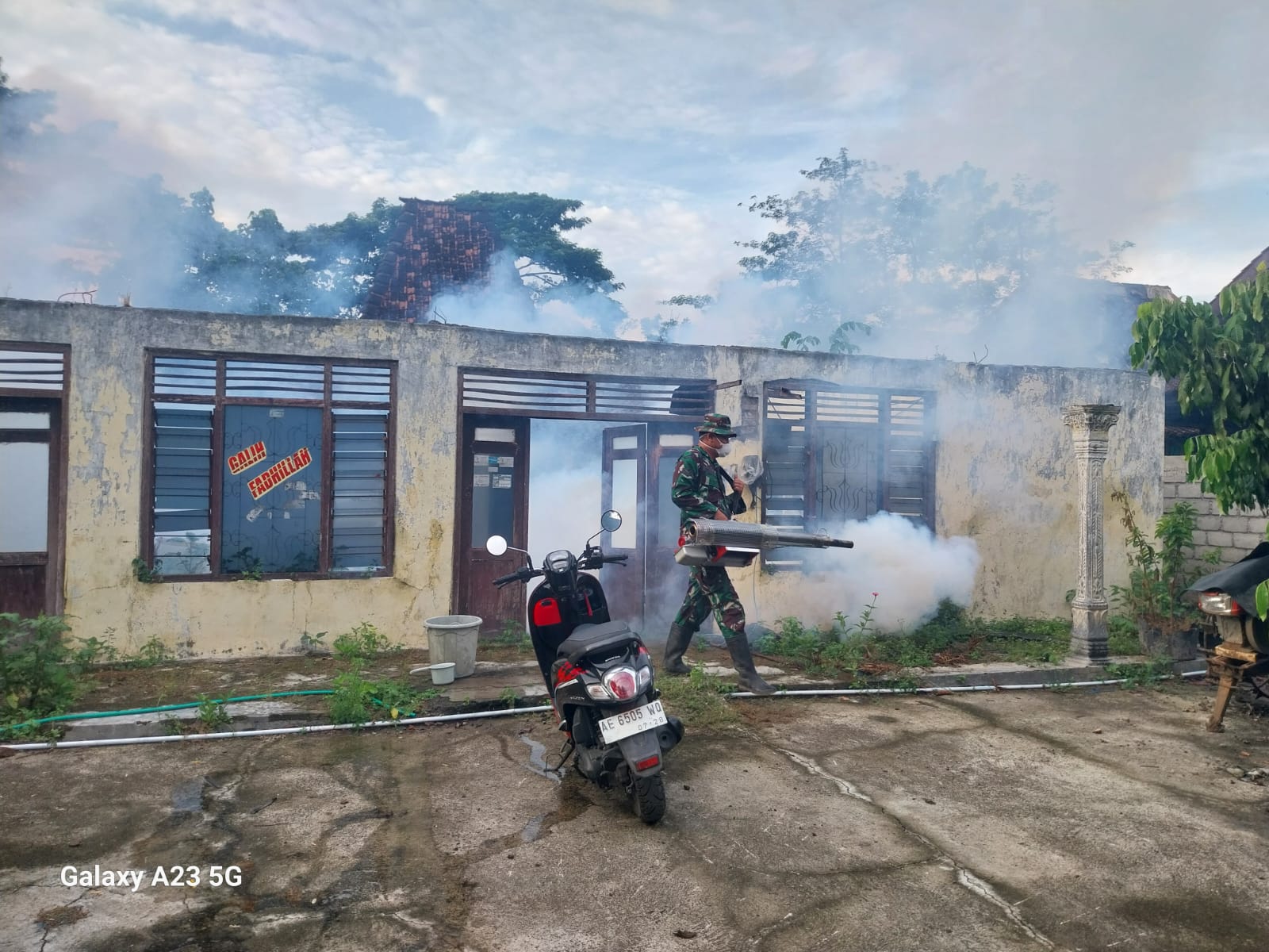 You are currently viewing Babinsa Kodim Ponorogo Bantu Warga Fogging Cegah DBD dan Malaria