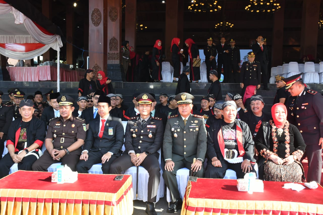 You are currently viewing Dandim Ponorogo Hadiri Upacara Hari Ibu ke-97 dan Hari Bela Negara ke-77