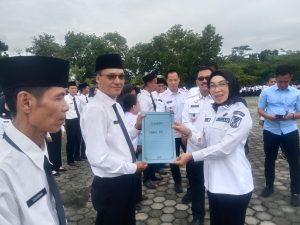 Read more about the article Bupati Way Kanan Bagikan 3.270 SK PKKK Paruh Waktu Tahun 2025