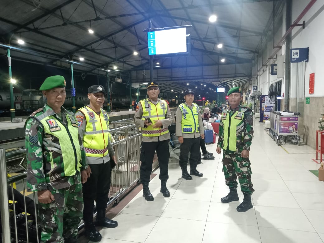 You are currently viewing Antisipasi Lonjakan Penumpang, TNI–Polri Amankan Stasiun KA Madiun