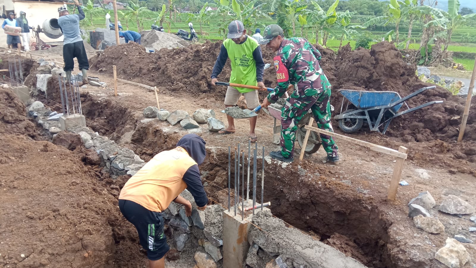 Read more about the article Babinsa Koramil Mlarak Gotong Royong Perbaiki Irigasi Sawah Warga