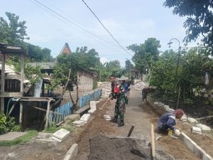 Read more about the article Babinsa Luworo bersama Warga Gelar Karya Bakti Pemasangan Paving