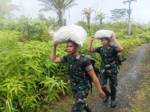 Read more about the article Lewati Medan Berat, TNI AD Antar Bantuan ke Desa Simaningir Pascabencana