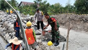 Read more about the article Babinsa Rejosari Bersama Warga Kerja Bakti Bangun Drainase Cegah Banjir